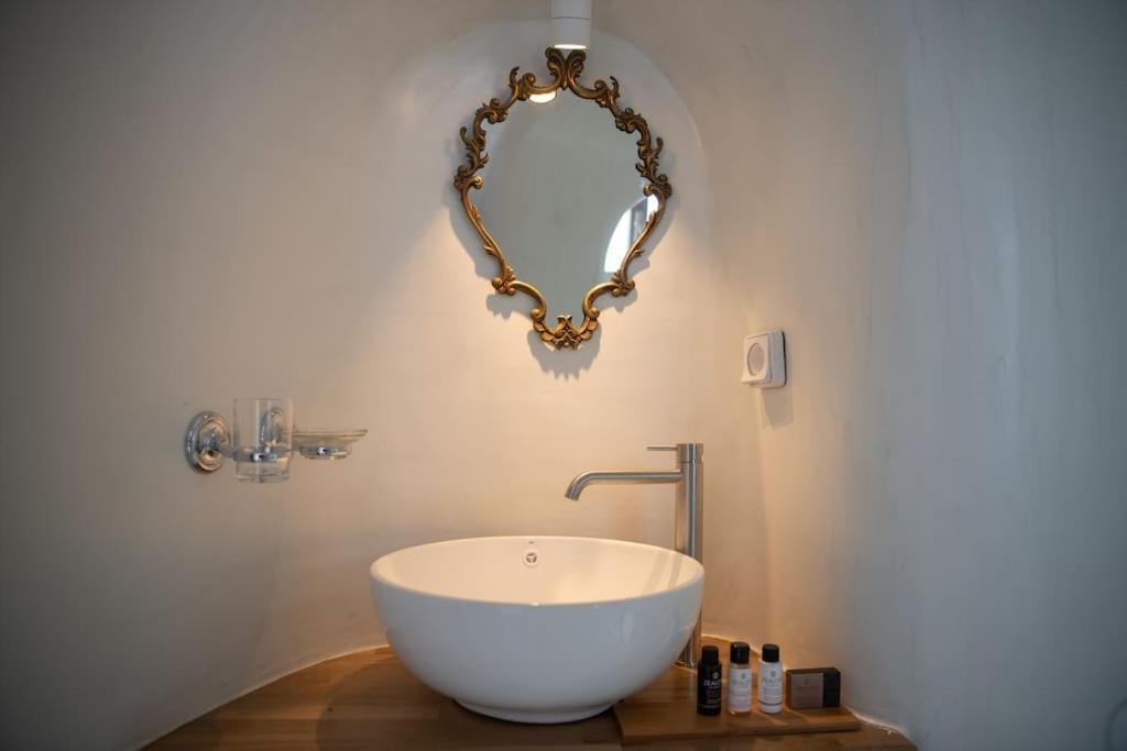 Astrea Suites "Ostria Cave Villa-Outdoor Jacuzzi" Oia  Bagian luar foto