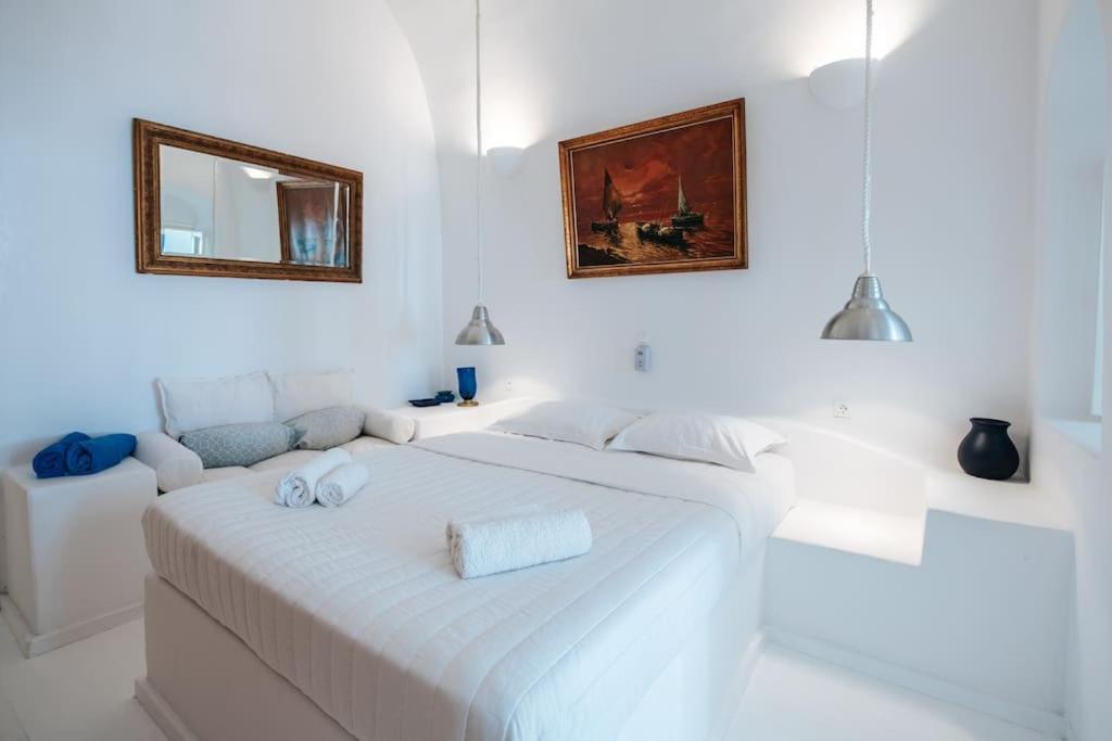 Astrea Suites "Ostria Cave Villa-Outdoor Jacuzzi" Oia  Bagian luar foto
