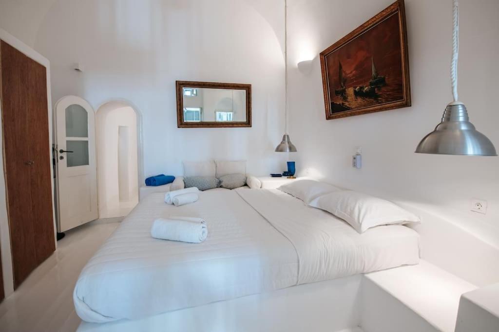Astrea Suites "Ostria Cave Villa-Outdoor Jacuzzi" Oia  Bagian luar foto