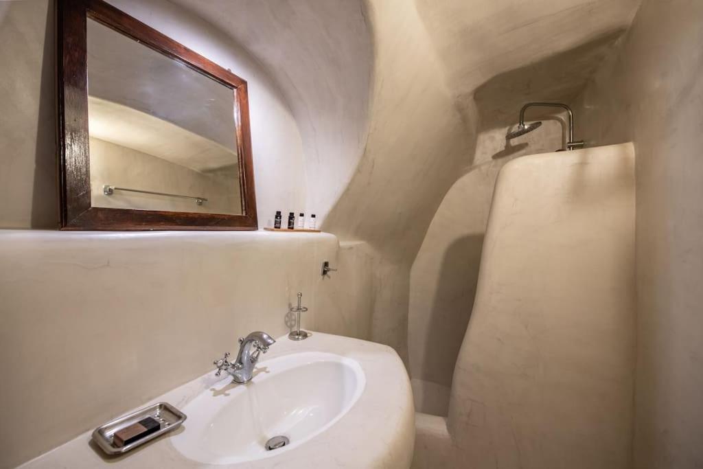 Astrea Suites "Ostria Cave Villa-Outdoor Jacuzzi" Oia  Bagian luar foto