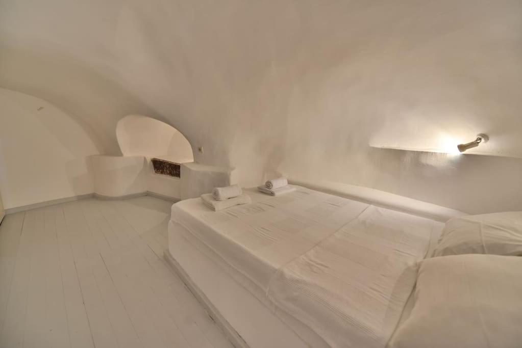 Astrea Suites "Ostria Cave Villa-Outdoor Jacuzzi" Oia  Bagian luar foto