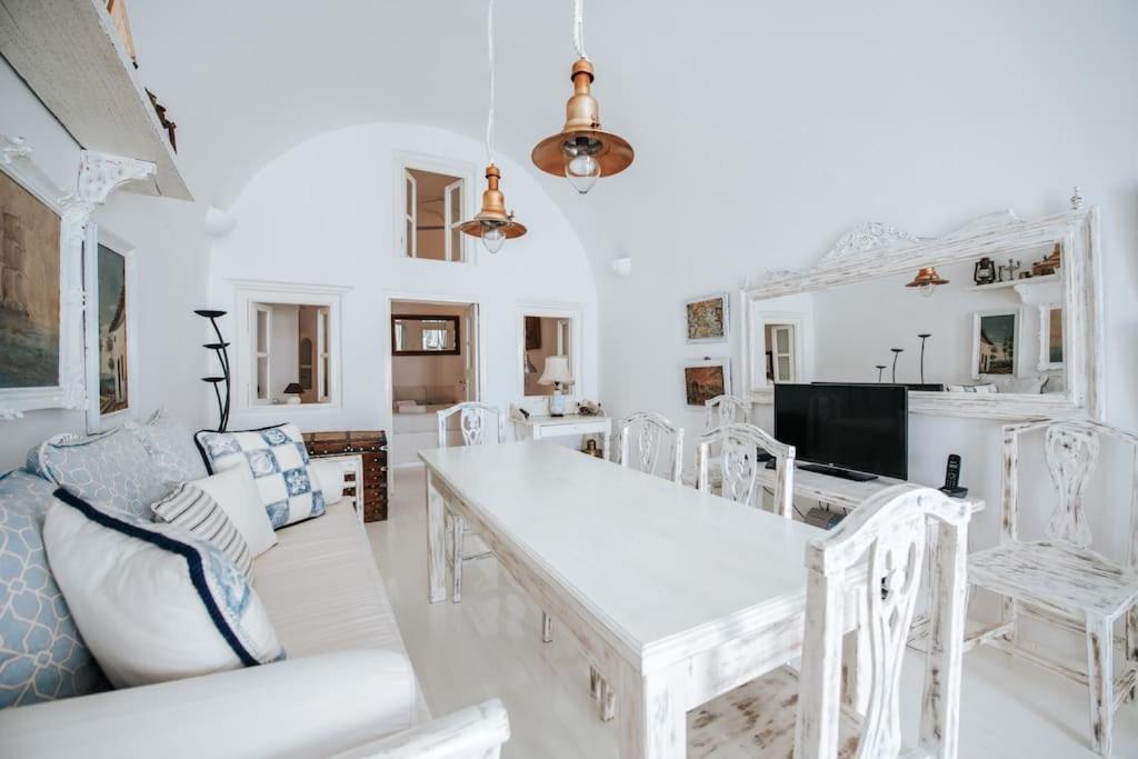 Astrea Suites "Ostria Cave Villa-Outdoor Jacuzzi" Oia  Bagian luar foto