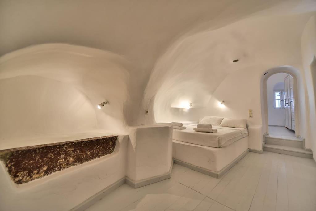 Astrea Suites "Ostria Cave Villa-Outdoor Jacuzzi" Oia  Bagian luar foto